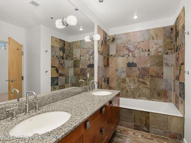 Foto del edificio - 231 Robinson St