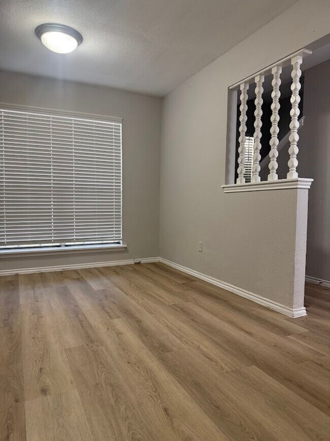 Foto del edificio - River Crossing - 2BD Townhome - Two Story - Near Downtown - Full Laundry - Small Yard - Reserved ...