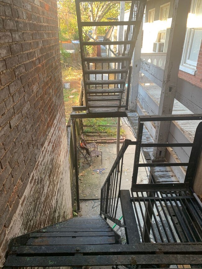 Foto del edificio - Available Now!! 2nd Floor Near Penn Market...