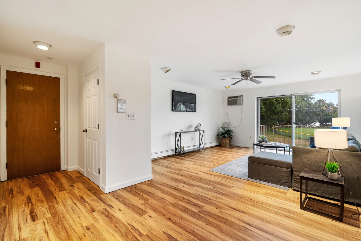 Entry-living - 34 Hamilton Rd