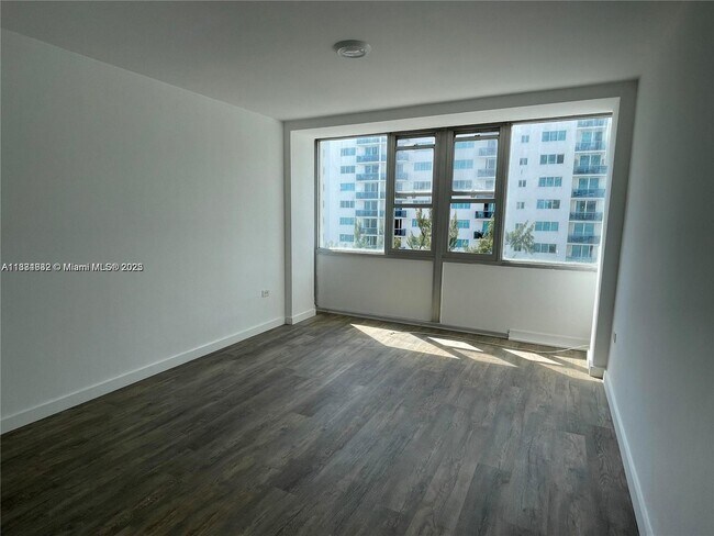 Foto del edificio - 7545 E Treasure Dr