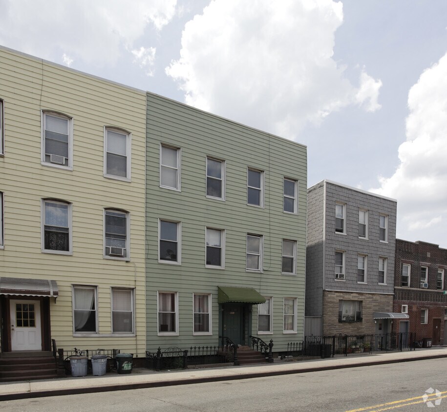 Primary Photo - 551 Graham Ave