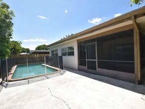 Building Photo - 9350 NW 35th Manor