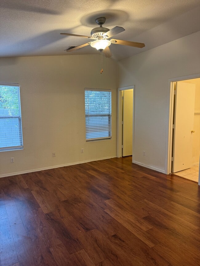 Building Photo - 813 E Amabisca Cir