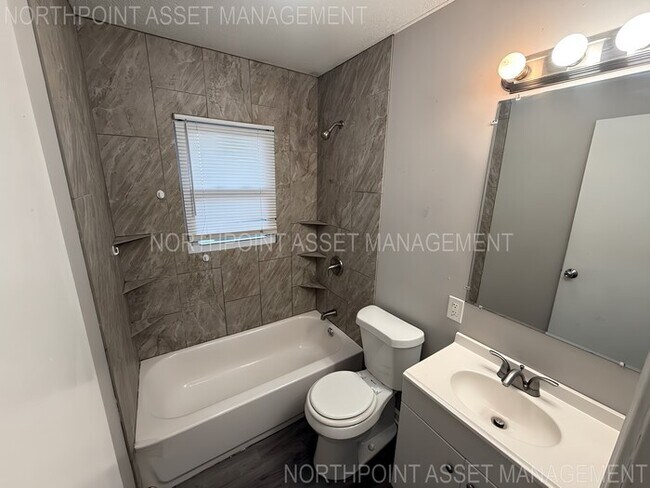 Foto del edificio - 3 bed, 1 bath, open layout available now!