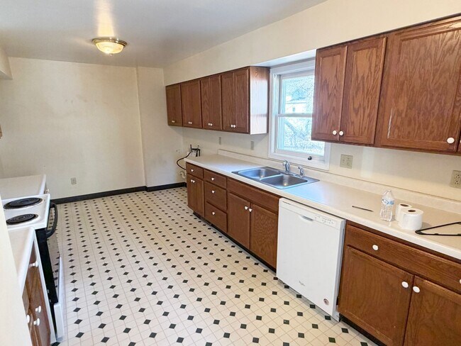Foto del edificio - 3-Bedroom, 1-Bath Home with Off-Street Parking