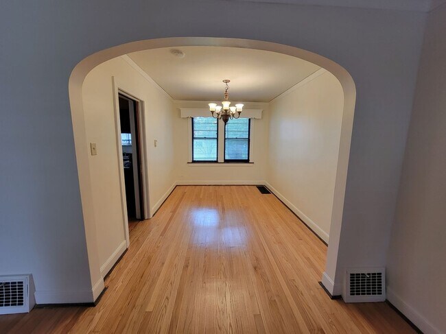 Foto del edificio - 10529 S Eberhart Ave