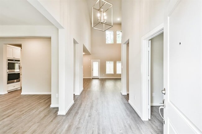 Building Photo - 103 N Silver Cres Cir