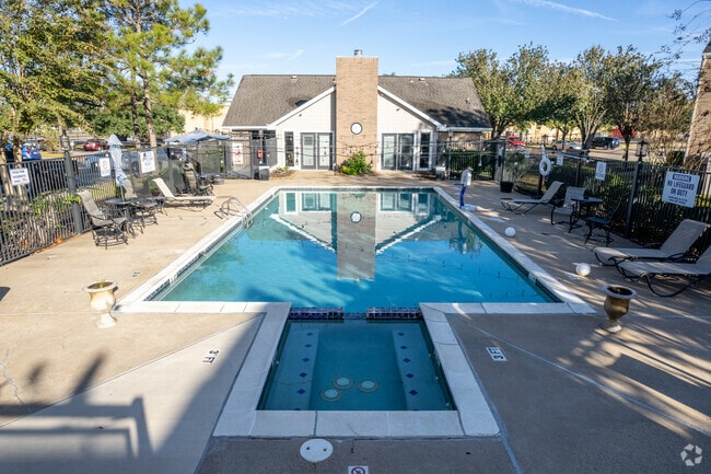 Building Photo - Fairway Square