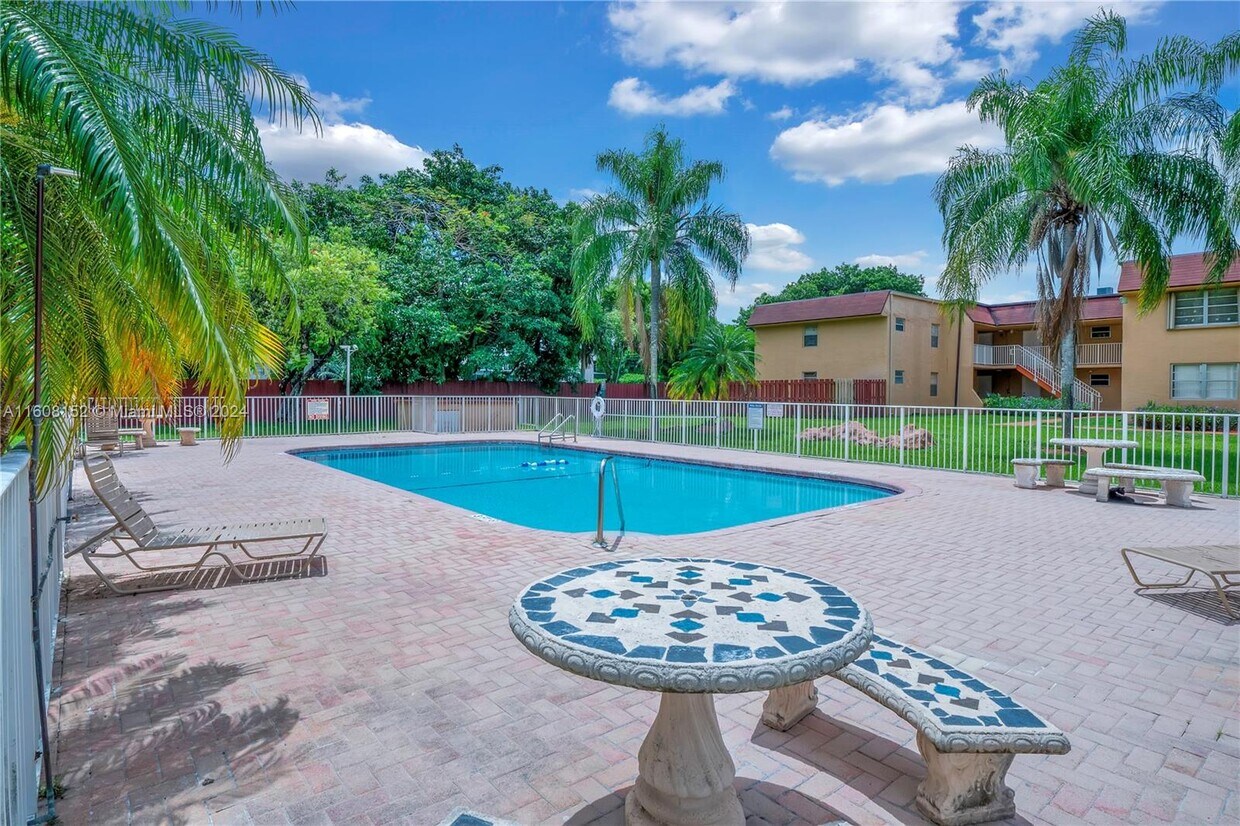 Primary Photo - 9970 N Kendall Dr