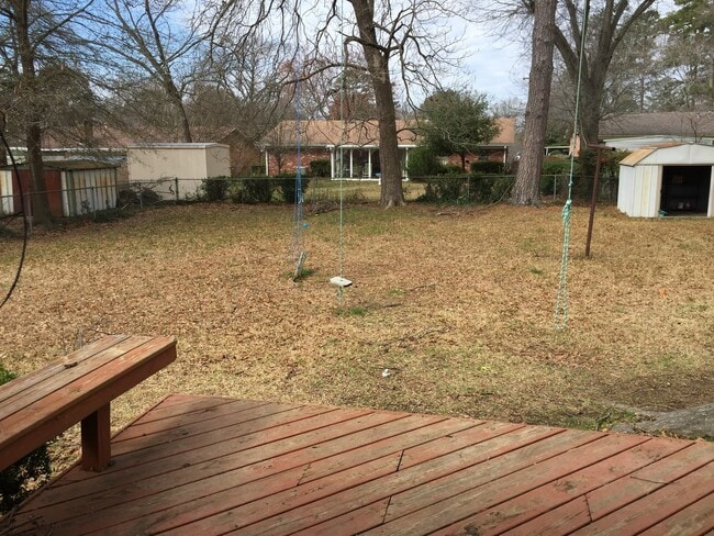 Building Photo - 3/2 with carport fenced yard pet friendly