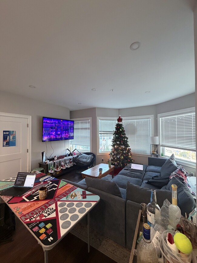 Building Photo - 156 Hillside St