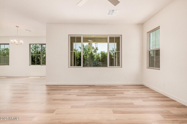 Foto del edificio - 6548 N 15th Dr
