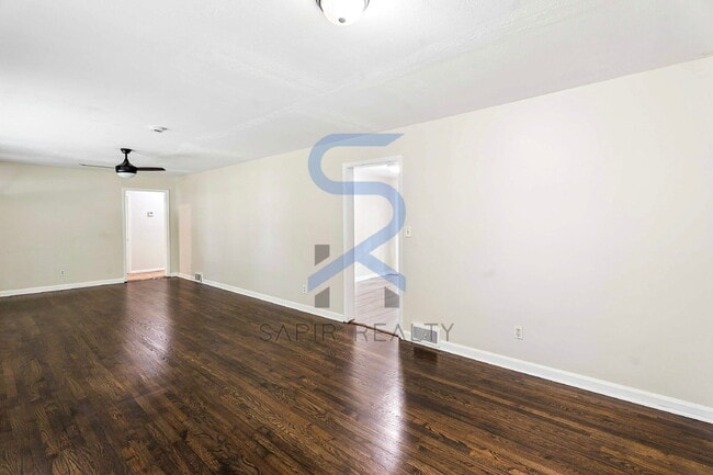 Building Photo - Paws Welcome! Charming 3BR Home in Historic Lithonia