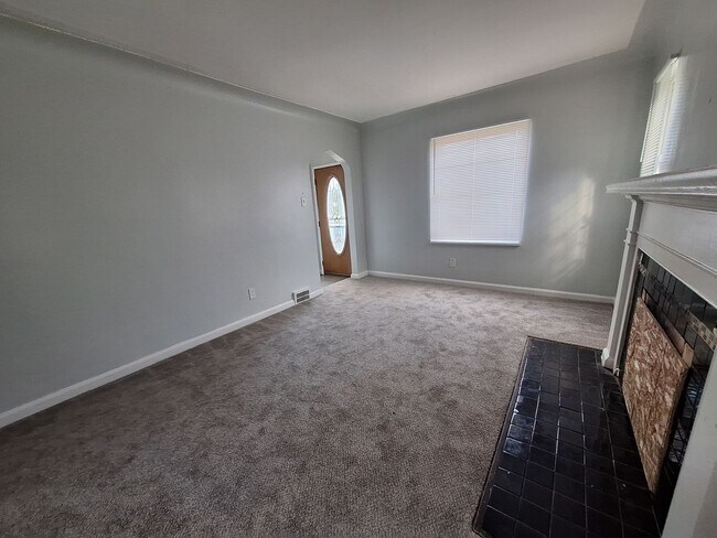 Building Photo - Charming 3 bedroom brick bungalow