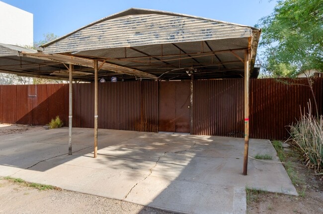 Building Photo - Private Home Steps away from U of A Campus!