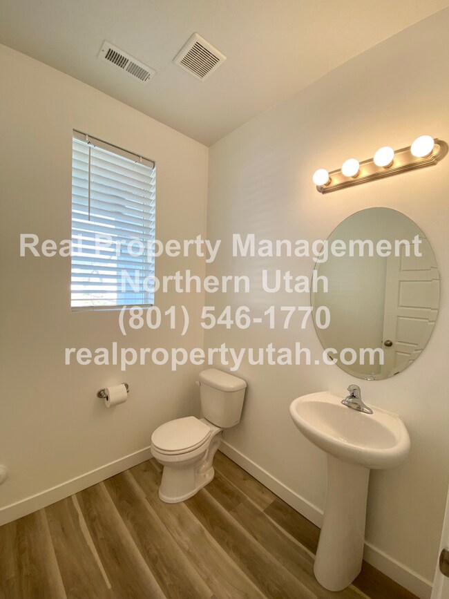 Building Photo - Gorgeous 3 Bedroom 2.5 Bathroom Syracuse H...