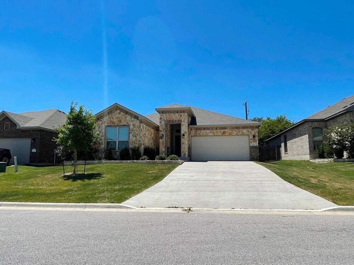 Primary Photo - Beautiful 4 bedroom/2 bath home available ...