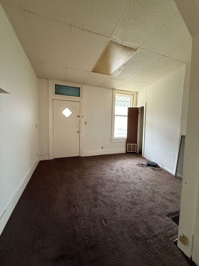 Building Photo - ALL UTILITIES INCLUDED...1 Bed 1 Bath