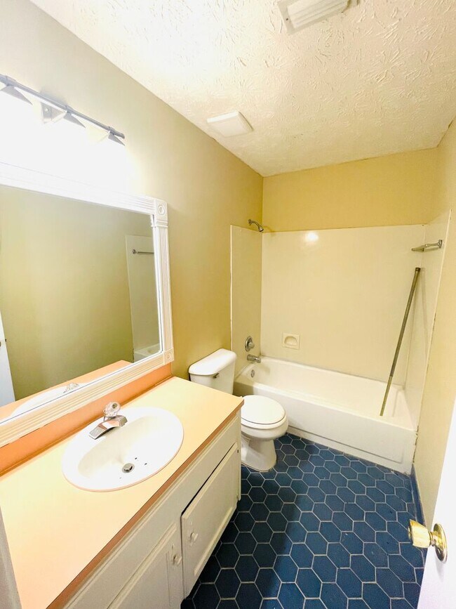 Building Photo - ** 3 bedroom 2 bath located in Sutton Plac...