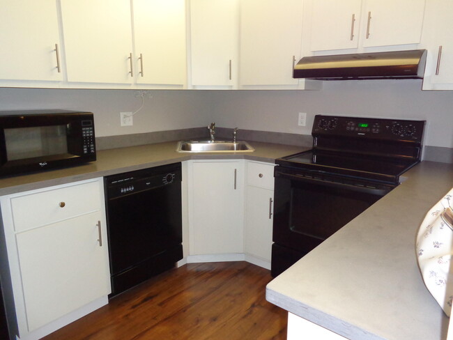 Building Photo - 3561 Pine Needle Dr
