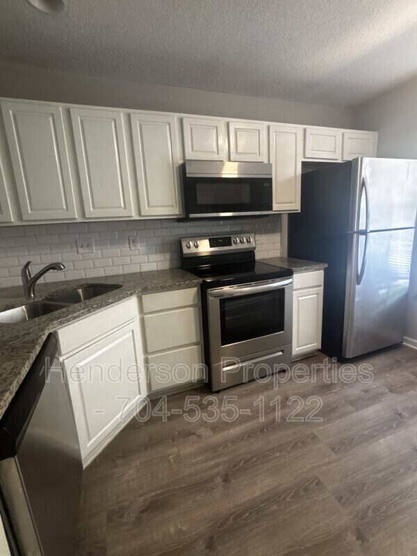 Foto del edificio - 6856 Cypress Tree Ln