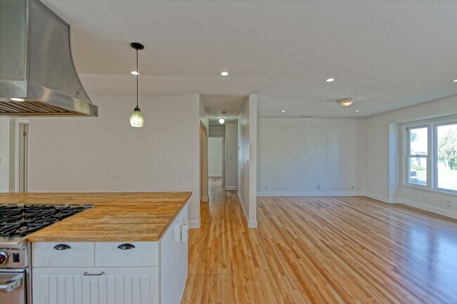 Building Photo - 1159 Manzanita Ln