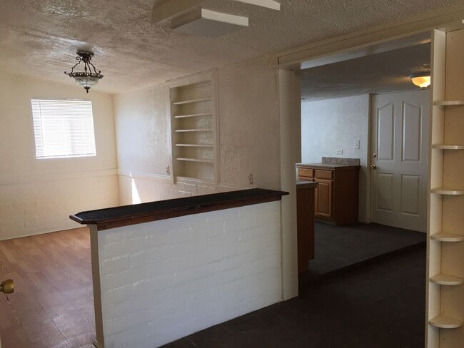 Building Photo - 2 bed/1 bath
