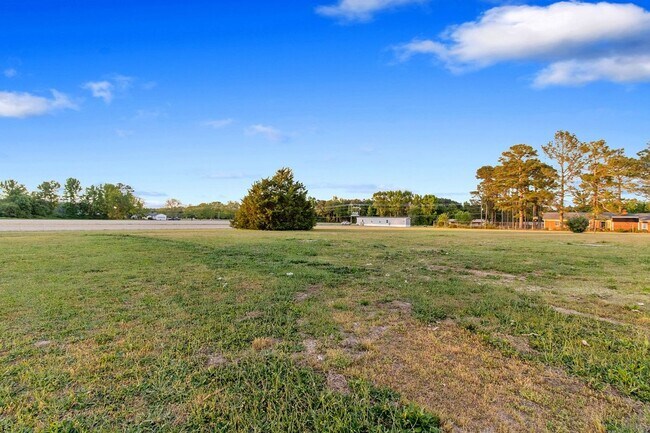 Building Photo - 3 BR | 2 BA Singlewide in Dees Farm Villag...