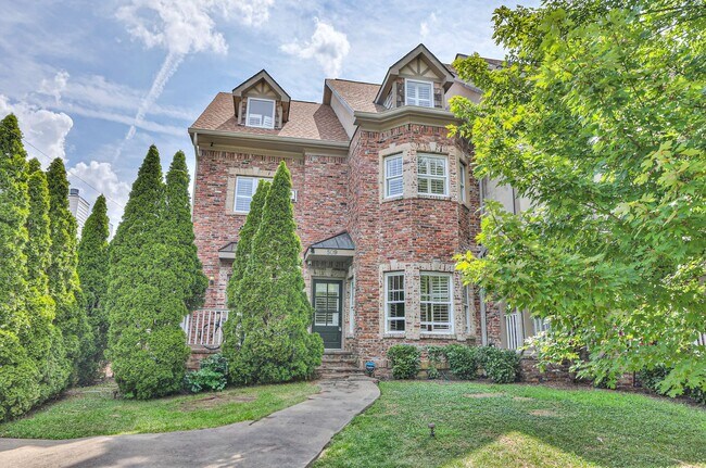 Foto del edificio - Perfect Brownstone in Sylvan Park near Wes...