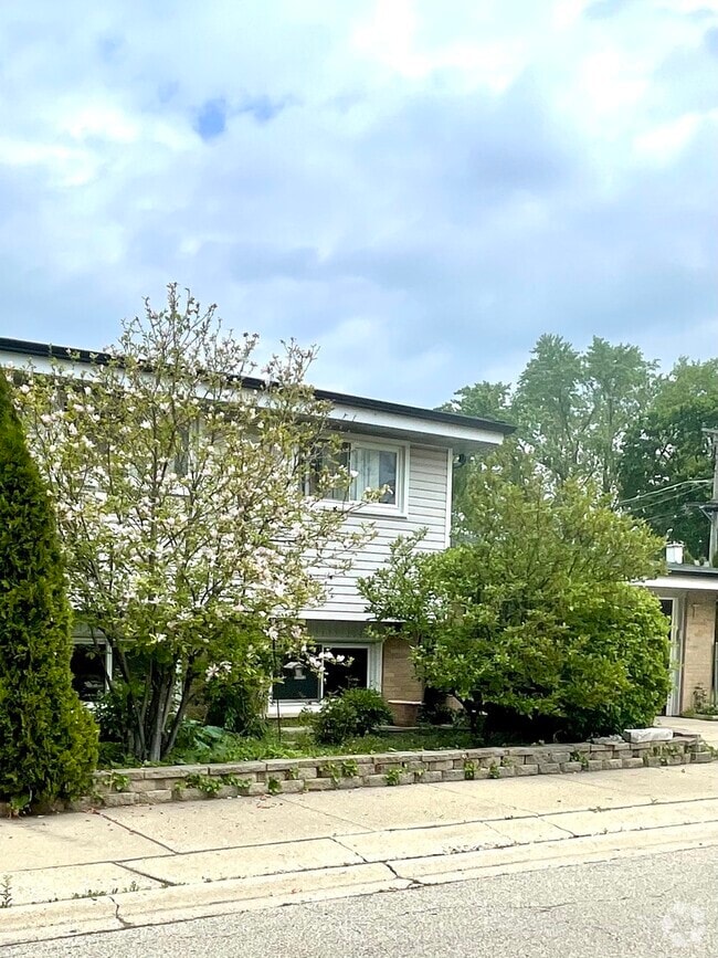 Building Photo - 358 Walnut Ave