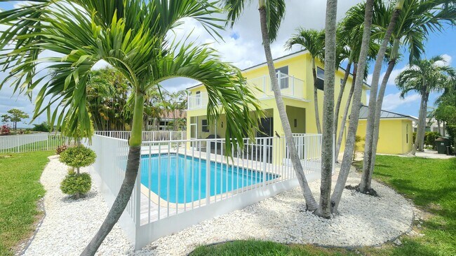 Building Photo - 1851 Corsica Dr