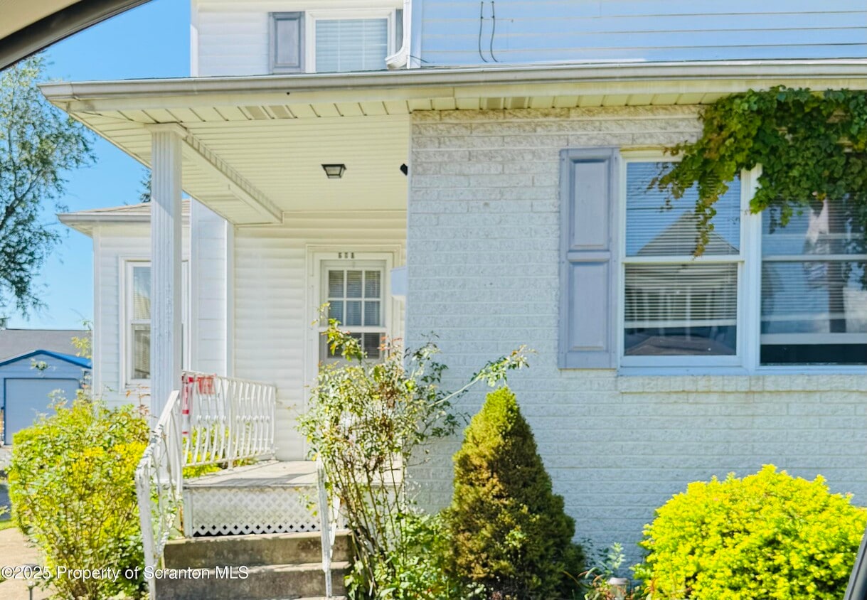 Primary Photo - 608 Oak St