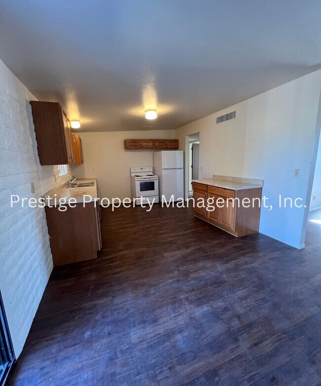 Building Photo - 4bd/2ba Southeast home with HUGE Backyard