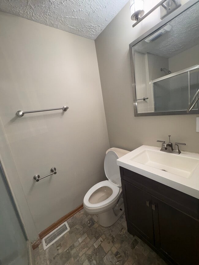 Master Bathroom - 916 Hile Ln