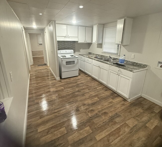 Building Photo - 403 Poplar St