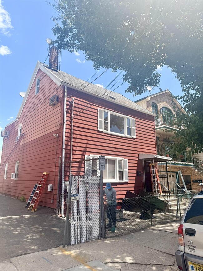 Building Photo - 92 Laidlaw Ave