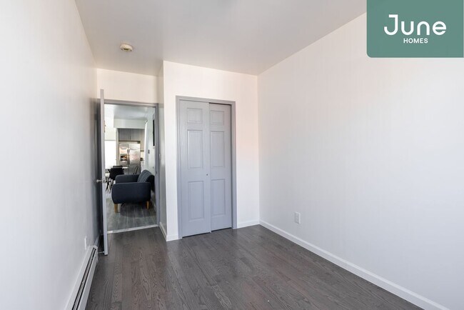 Building Photo - Queen room in 4-bed/2.0-bath Home