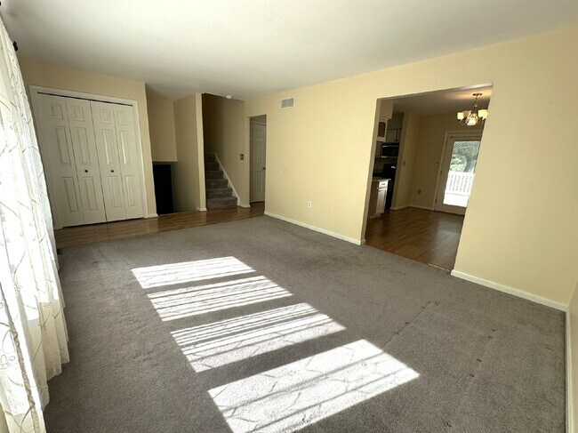 Foto del edificio - 3-Bedroom Split Level in Peaceful Wooded Setting