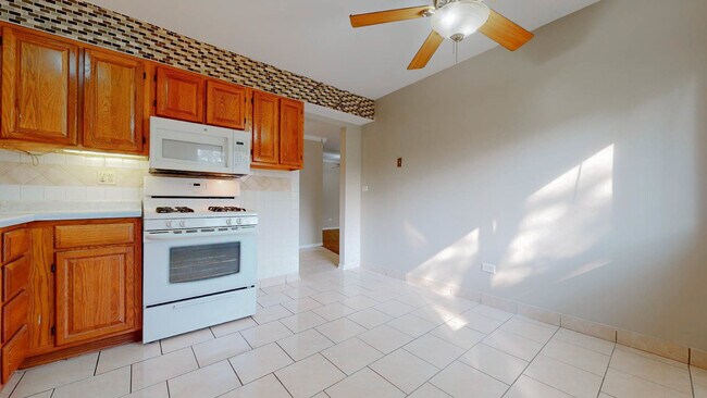 Building Photo - 1301 S Finley Rd