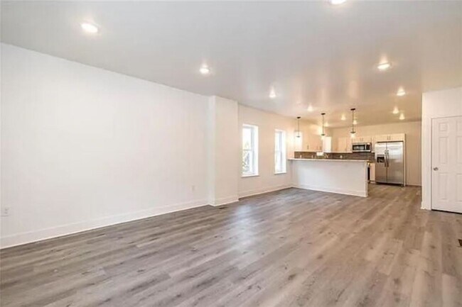 Building Photo - Beautiful Home- ready for move in!