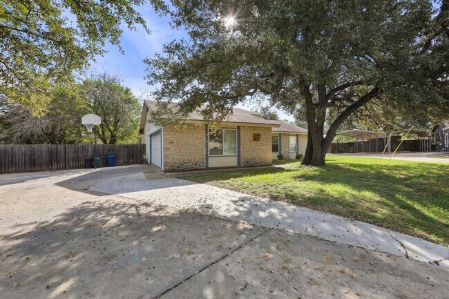 Building Photo - 600 Erin Cir