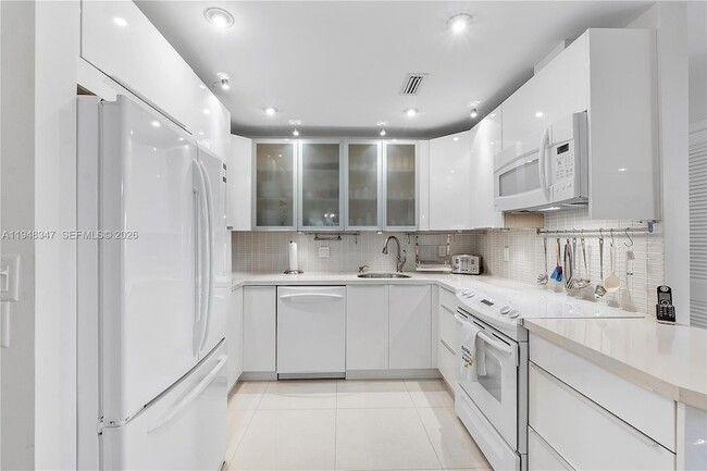 Foto del edificio - 6261 Bay Club Dr