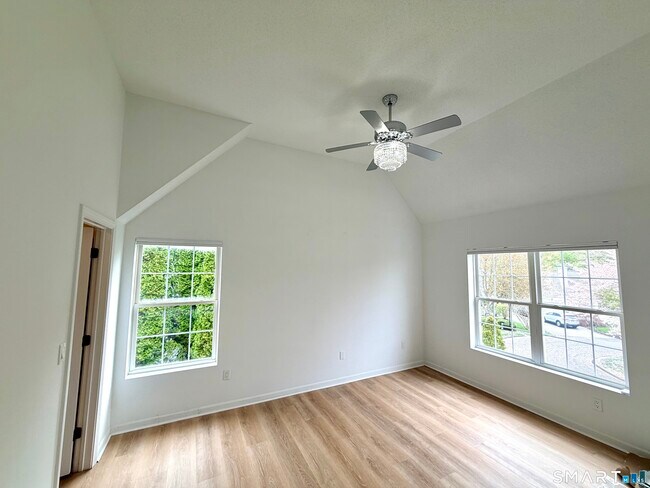 Foto del edificio - 19 Lakeview Dr