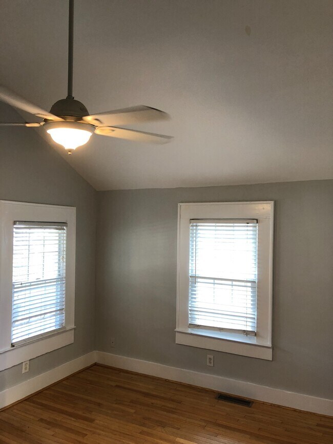 Building Photo - $400 Move In Special! 3bd/2ba w/ Large Front Porch & Backyard in Grant Park!!