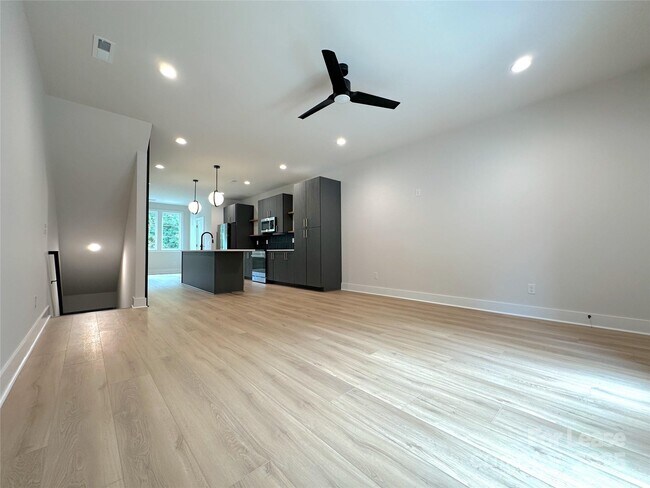 Foto del edificio - 1358 Briar Creek Rd