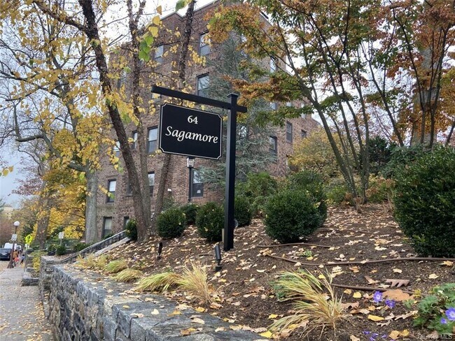 Foto del edificio - 64 Sagamore Rd
