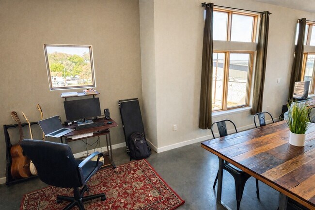 Foto del edificio - 2124 E 6th St