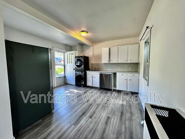 Building Photo - 1360-1360 Latta Rd