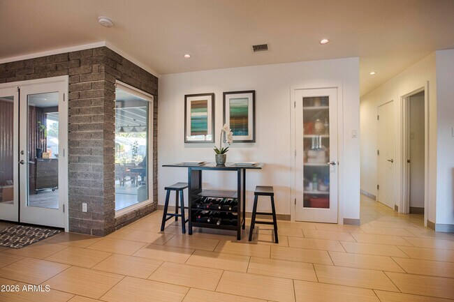 Foto del edificio - 6709 E 3rd St